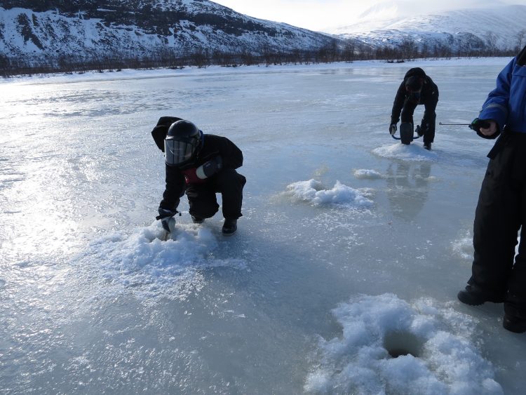 Ice fishing in Nikkaloukta