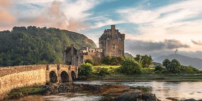 A view of the Eilean Donan Castle in sunset?400x200;crop