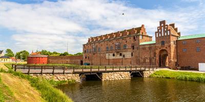 The 16th-century Malmö castle and its moat?400x200;crop