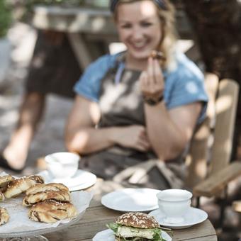 outdoor fika tina stafren imagebank.sweden.se